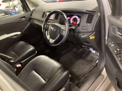 TOYOTA ISIS PLATANA V SELECTION WHITE INTERIOR 2012