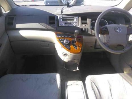 TOYOTA ISIS L G EDITION 2010