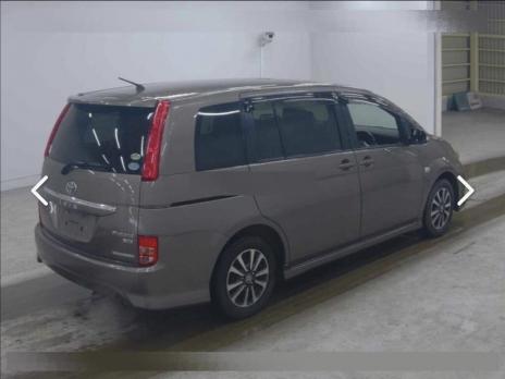 TOYOTA ISIS PLATANA 2010