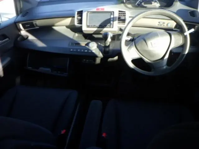 HONDA FREED SPIKE G JUST SELECTION 2012