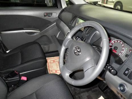 TOYOTA ISIS PLATANA 2010