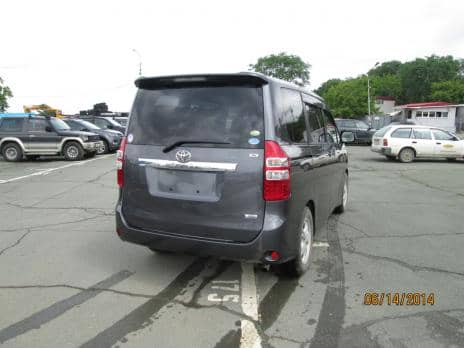TOYOTA NOAH 2011
