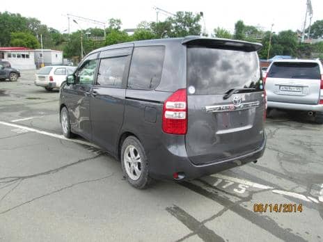 TOYOTA NOAH 2011