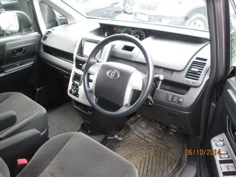 TOYOTA NOAH 2011