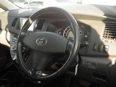 TOYOTA ISIS PLATANA 2004
