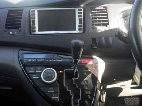 TOYOTA ISIS PLATANA 2004