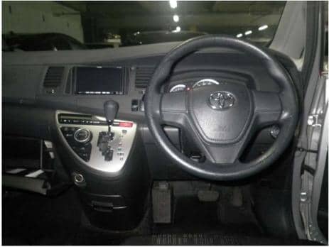 TOYOTA ISIS  PLATANA 2013